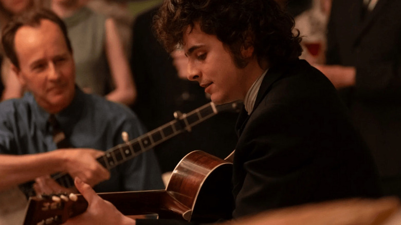 Pete Seeger plays along with Bob Dylan at a party in A Complete Unknown