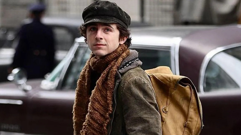 A young Bob Dylan wanders into NYC in A Complete Unknown