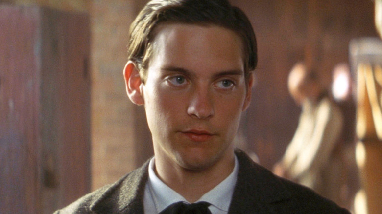 Tobey Maguire as Jake Roedel wearing a suit in Ride with the Devil
