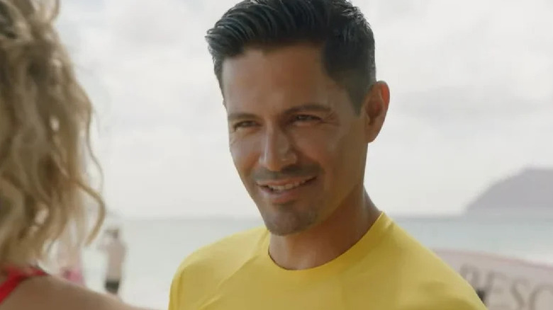 Jay Hernandez's Thomas Magnum wearing a yellow shirt on Magnum P.I.