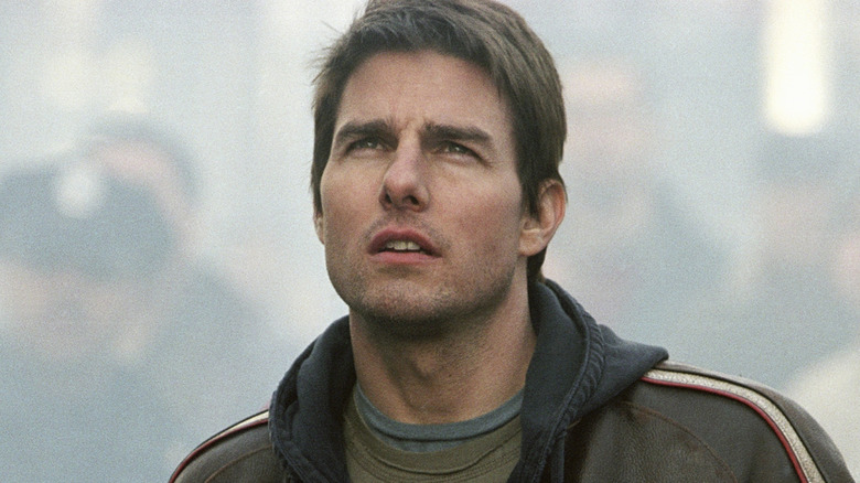 Ray Ferrier looks up in War of the Worlds (2005)