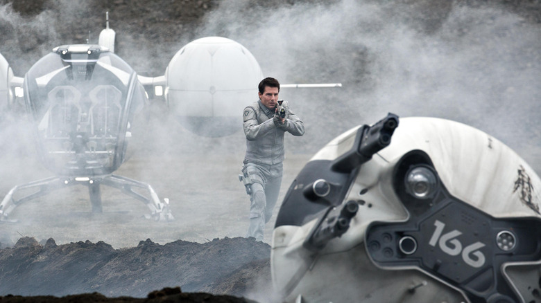 Jack Harper advancing out of his dragonfly ship with his rifle raised in Oblivion