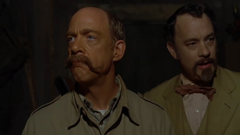 Garth Pancake en Goldthwaite Higginson Dorr, Ph.D in een donkere kamer in The Ladykillers