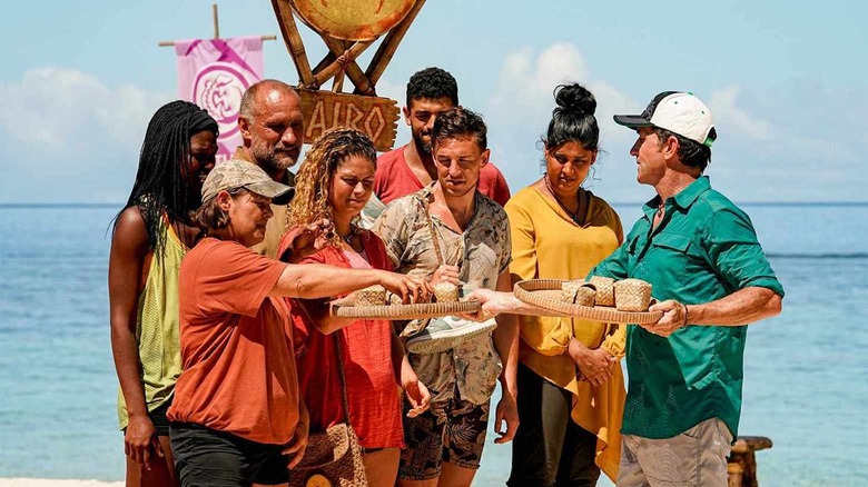 Jeff Probst and contestants of Survivor