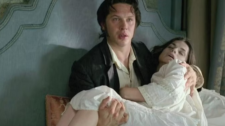 Tom Hardy als Heathcliff omhelst een ziekelijke Charlotte Riley als Cathy in Wuthering Heights