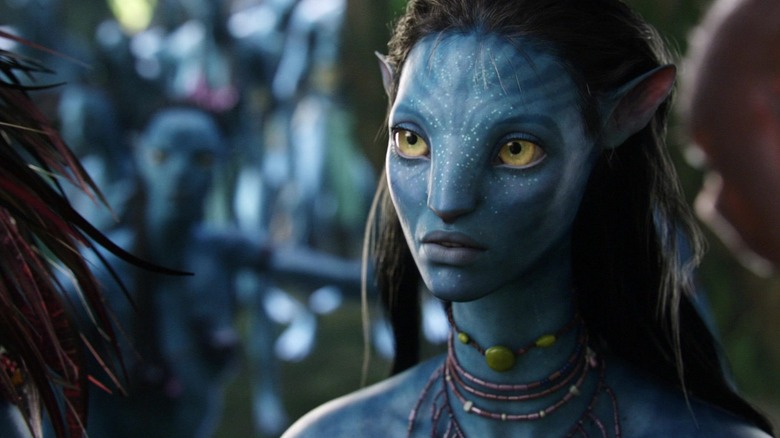 Zoe Saldana's Neytiri looks through the frame as she talks to another Na'vi in ​​Avatar