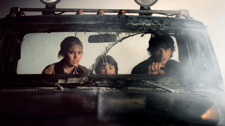 Maggie Grace as Elizabeth and Tom Welling as Nick sitting in the cab of his truck surrounded by fog in The Fog (2005)