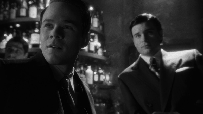 Tom Welling as Clark Kent and Aaron Ashmore as Jimmy Olsen sitting together in Smallville.