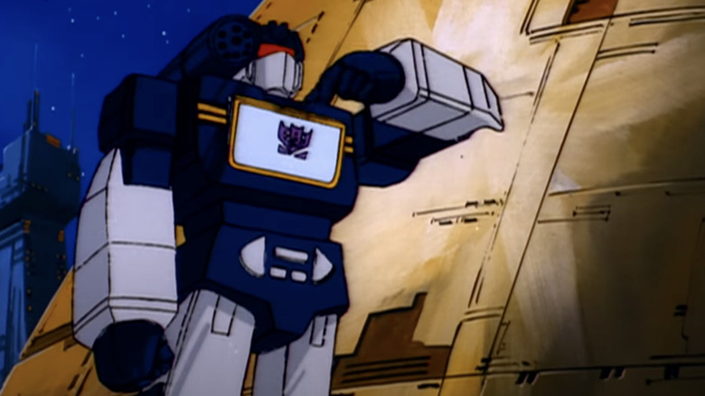 Soundwave on Cybertron, about to eject Laserbeak, in The Transformers