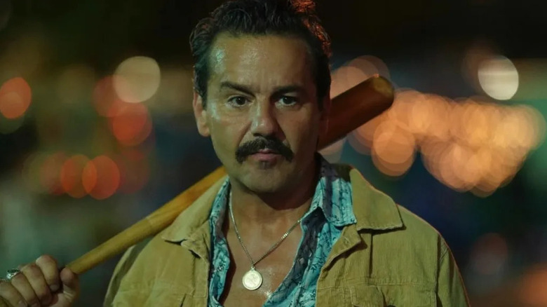 आर्मंड (मॅक्स कॅसेला) बेसबॉल बॅट धरून आहे 