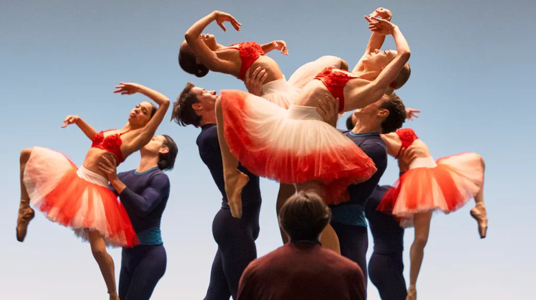 Ballet dancers execute complicated choreography in Etoile
