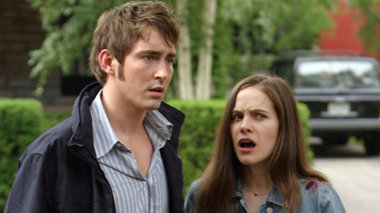 Lee Pace and Caroline Dhavernas in Wonderfalls