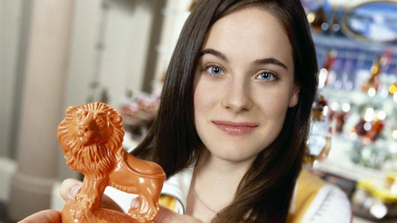 Caroline Dhavernas holding a wax lion in Wonderfalls