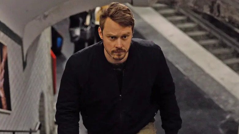 Michael Dorman as John Tavner walking up steps on Patriot