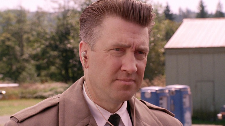 Gordon Cole buiten in een vliegtuighangar in Twin Peaks: Fire Walk With Me
