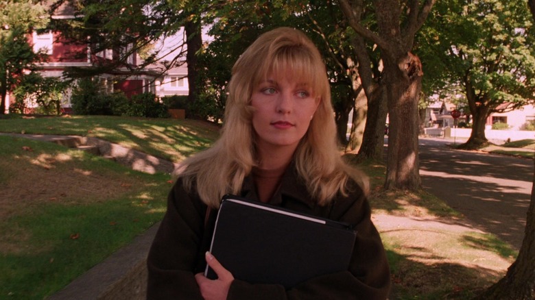 Laura Palmer loopt naar school in Twin Peaks: Fire Walk With Me