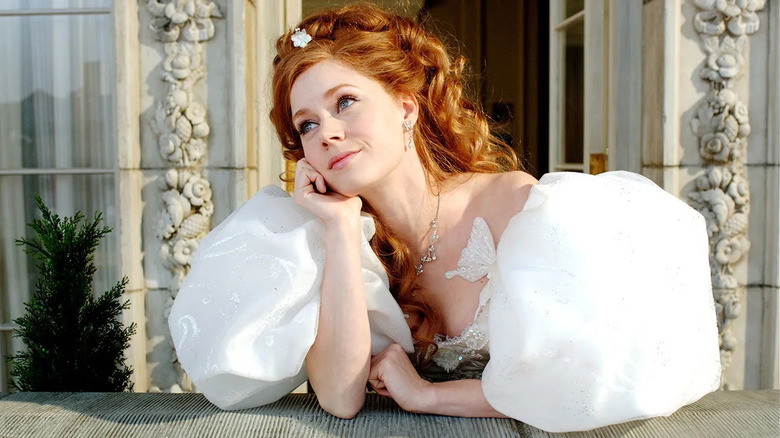 Giselle está sumida en sus pensamientos en Enchanted.