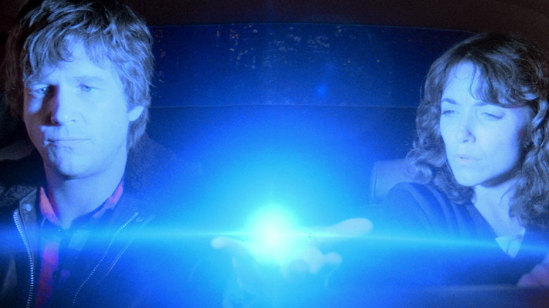 Starman (Jeff Bridges) shares a glowing orb with Jenny Hayden (Karen Allen) in Starman (1984)