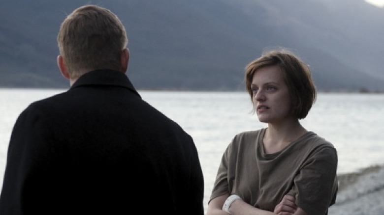 Man with back turned, Elisabeth Moss 