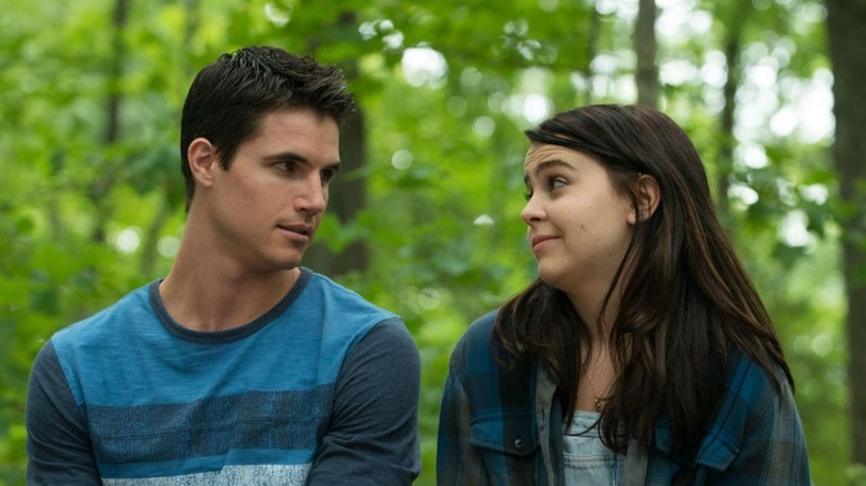 Robbie Amell and Mae Whitman "The DUFF"