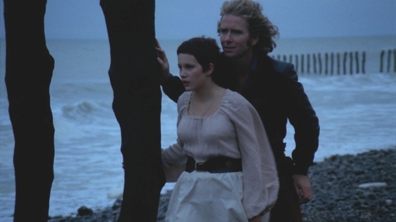 Frédéric and Jennifer walking on the beach