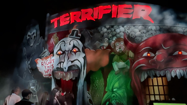 People entering the Terrifier maze at Universal's Halloween Horror Nights
