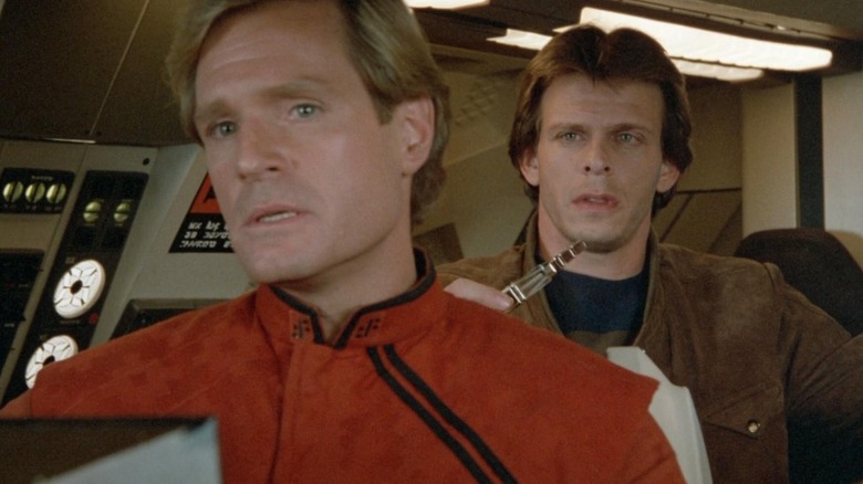 Mike kijkt Donovan verdacht aan in V (1983)