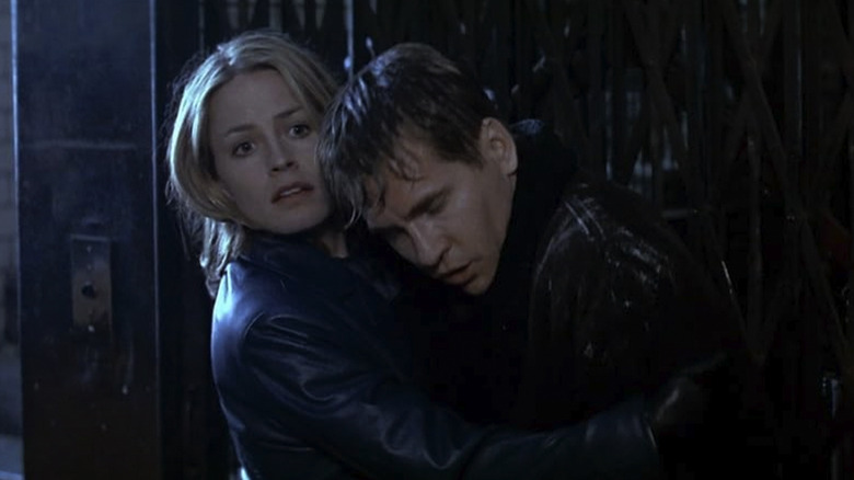 தி செயிண்ட் படத்தில் எம்மா ரஸ்ஸலின் கைகளில் சைமன் டெம்ப்லர்