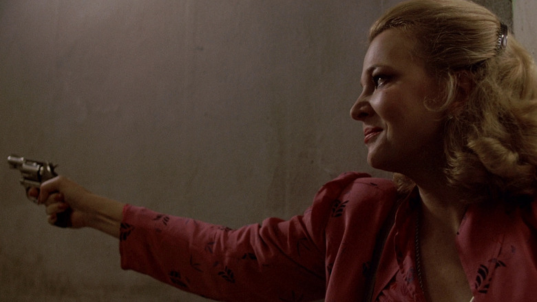 Gena Rowlands as Gloria wielding a gun in Gloria (1980)
