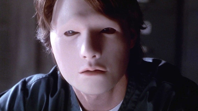 Tom Cruise as David Aames wearing an eerie blank mask to cover his scars in Vanilla Sky