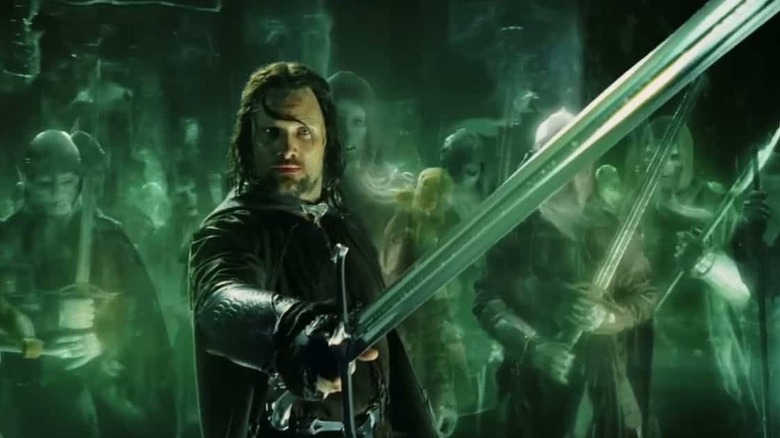 లార్డ్ ఆఫ్ ది రింగ్స్: ది రిటర్న్ ఆఫ్ ది కింగ్‌లో ఆర్మీ ఆఫ్ ది డెడ్ మధ్యలో తన కత్తిని ఝుళిపిస్తున్న అరగోర్న్