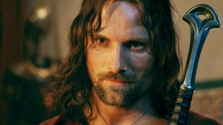 ది లార్డ్ ఆఫ్ ది రింగ్స్: ది రిటర్న్ ఆఫ్ ది కింగ్‌లో అరగార్న్ మరియు అతని కత్తి పట్టుకోవడం