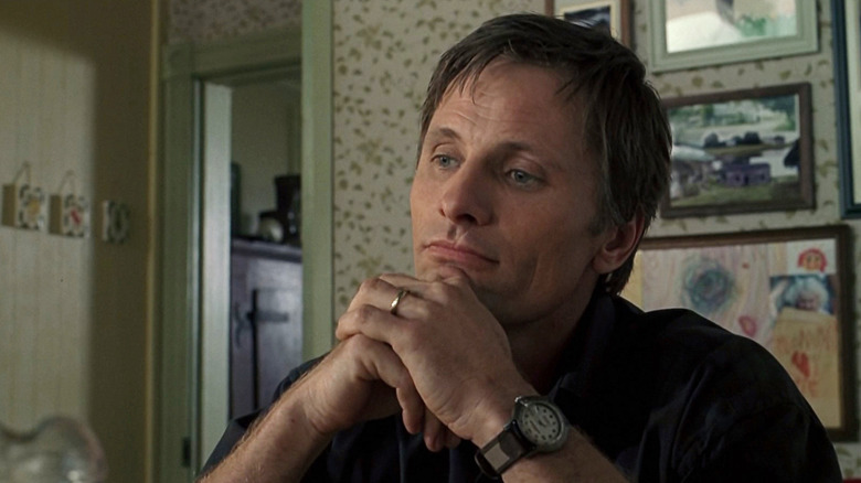 Viggo Mortensen as Tom Stall resting his chin on his hands in A History of Violence