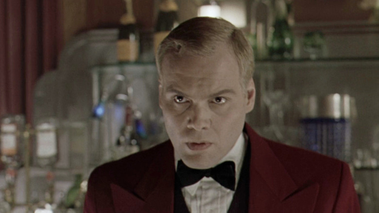 Jerry Ashton van Vincent D'Onofrio kijkt intens over het frame terwijl hij in een bar op The Thirteenth Floor staat