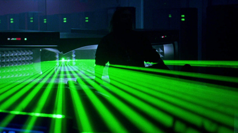 Een computer schiet groene lichtstralen uit in The Thirteen Floor