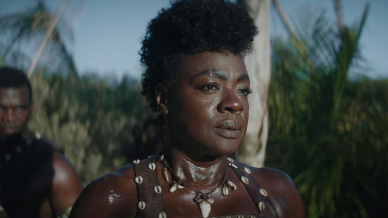 द वूमन किंगमध्ये बाहेर उभी असलेली जनरल नॅनिस्का म्हणून व्हायोला डेव्हिस