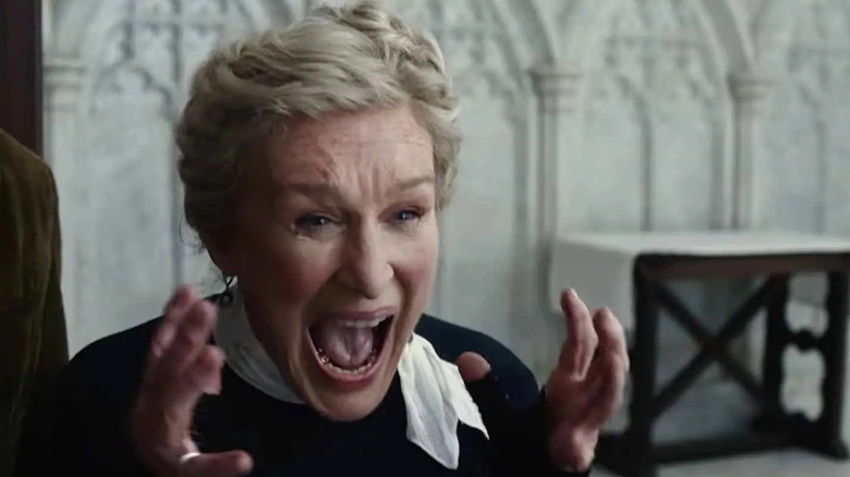 Martha schreeuwt bij de preekstoel in Wake Up Dead Man