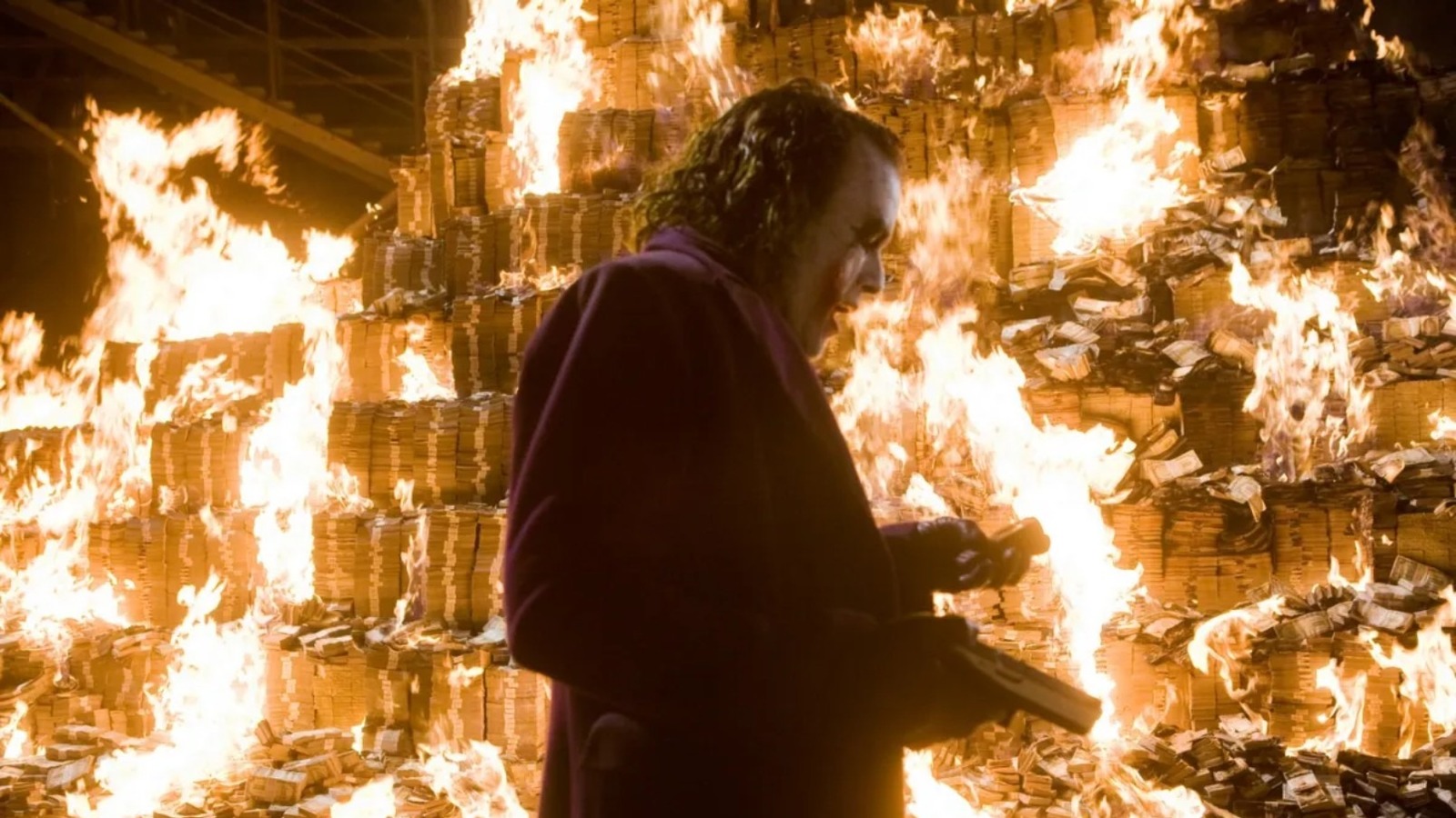 Сжигание денег. Темный рыцарь Джокер сжигает деньги. Джокер гора денег. Сжигает деньги. Джокер сжигает.
