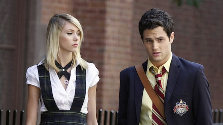 Jenny and Dan walking to school together in New York on Gossip Girl