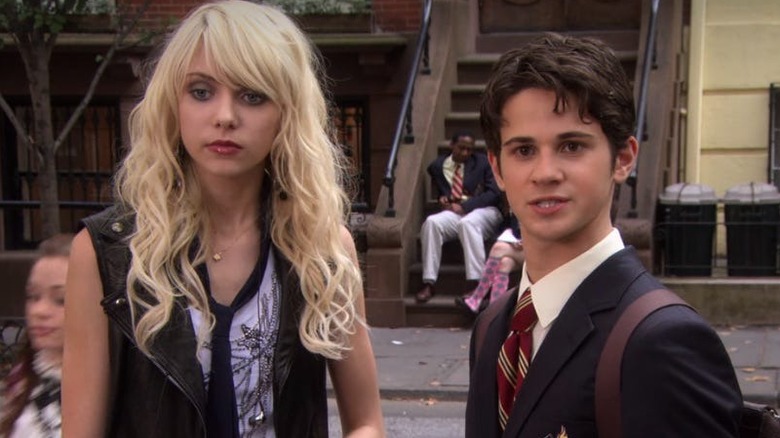 Jenny and Eric looking surprised at something on the street on Gossip Girl