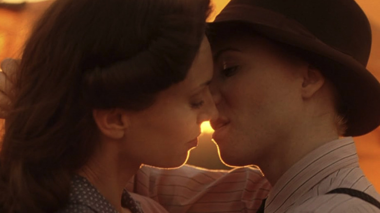 Valérie et son partenaire s'embrassent dans V For Vendetta