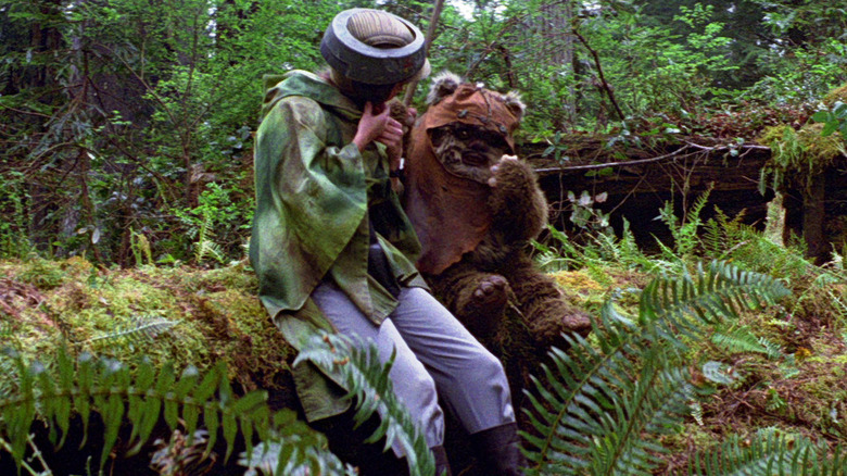 Carrie Fisher and Warwick Davis in Return of the Jedi