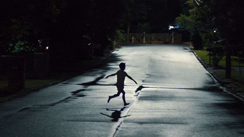 A child running across the street in Weapons