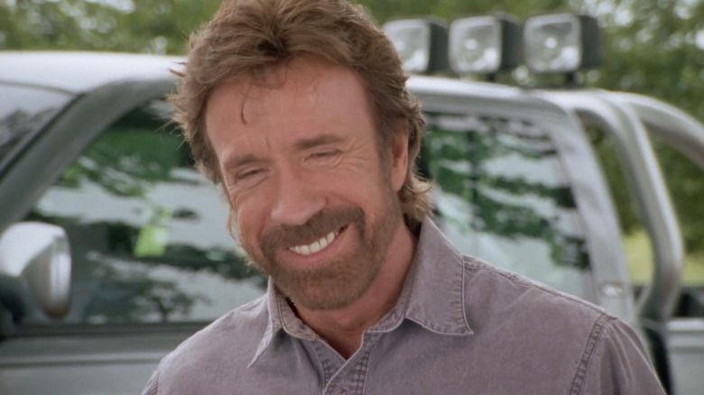 Chuck Norris als Walker glimlachend bij zijn vrachtwagen in Walker, Texas Ranger aflevering Lucas: Part 2