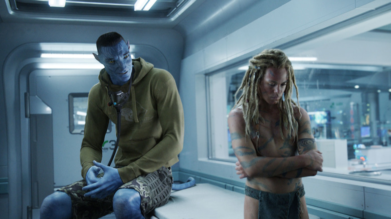 Quaritch praat met Spider in een laboratorium in Avatar: Fire and Ash