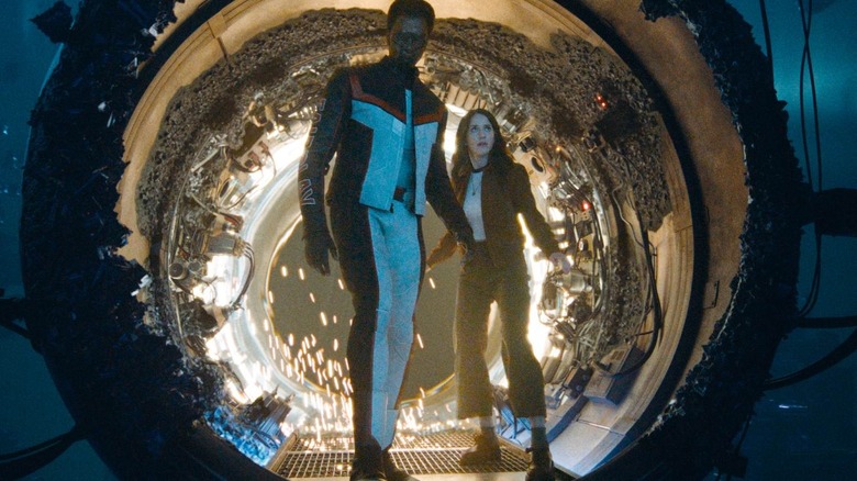 Mister Terrific y Lois Lane saliendo de un portal en Superman 2025