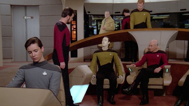 స్టార్ ట్రెక్: ది నెక్స్ట్ జనరేషన్‌లో వెస్లీ ముందుభాగంలో ఉన్న USS ఎంటర్‌ప్రైజ్ వంతెనపై మరో వైడ్ షాట్