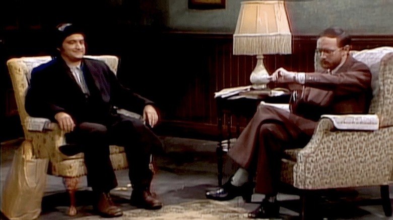Michael O'Donoghue sebagai guru bahasa Inggris dan John Belushi sebagai muridnya mendiskusikan Wolverines pada Sabtu malam