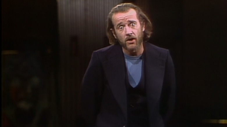 George Carlin menjadi tuan rumah episode pertama Sabtu malam