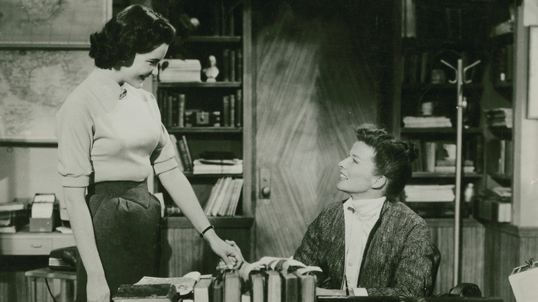 Sue Randall as Ruthie, with Katharine Hepburn's Bunny, in Desk Set